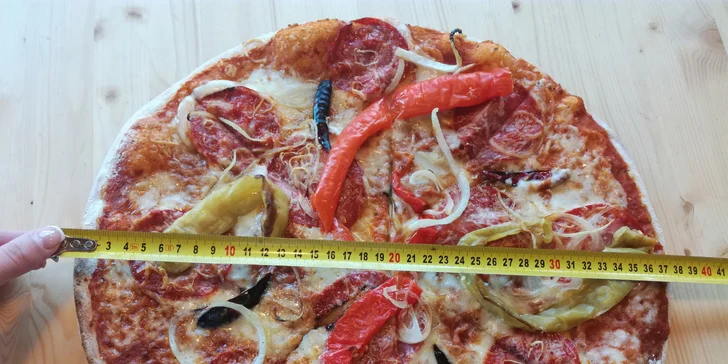 Dvě pizzy čerstvě vytažené z pece na dřevo: 12 druhů s průměrem 35 cm