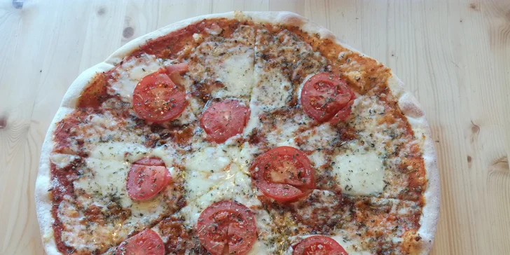 Dvě pizzy čerstvě vytažené z pece na dřevo: 12 druhů s průměrem 35 cm