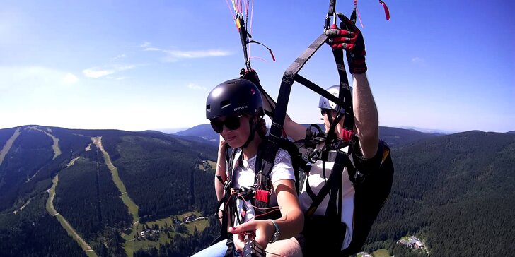 Tandem paragliding: 15minutový let v Českém ráji nebo Krkonoších