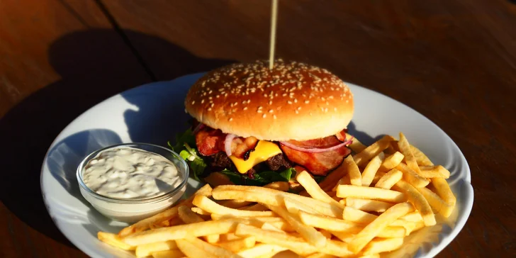 Jeden nebo dva hovězí burgery s hranolky a domácí tatarkou