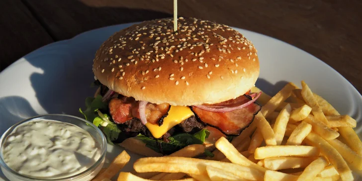 Jeden nebo dva hovězí burgery s hranolky a domácí tatarkou