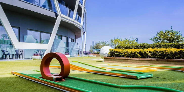 Den můžete začít jógou nebo step aerobikem a odpoledne si zahrát plážový volejbal, minigolf nebo si zastřílet ze vzduchovky. 