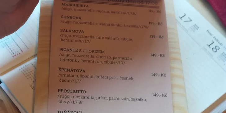 Dvě pizzy čerstvě vytažené z pece na dřevo: 13 druhů včetně jahodové
