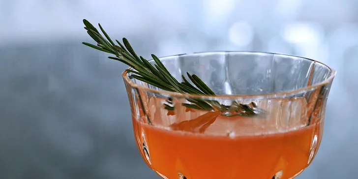 Posezení s delikatesami a výhledem na Prahu: Tapas menu a 2 drinky