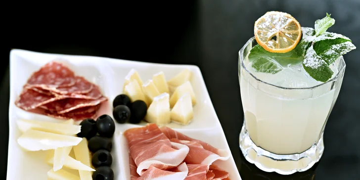 Posezení s delikatesami a výhledem na Prahu: Tapas menu a 2 drinky