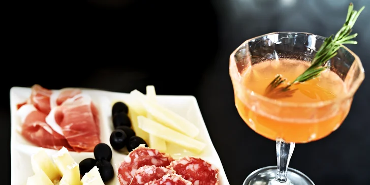 Posezení s delikatesami a výhledem na Prahu: Tapas menu a 2 drinky
