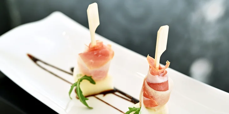 Špičkové degustační menu pro dva podávané v luxusní střešní restauraci