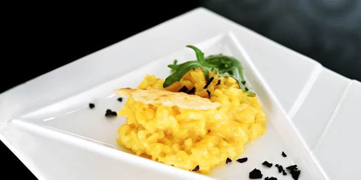 Špičkové degustační menu pro dva podávané v luxusní střešní restauraci