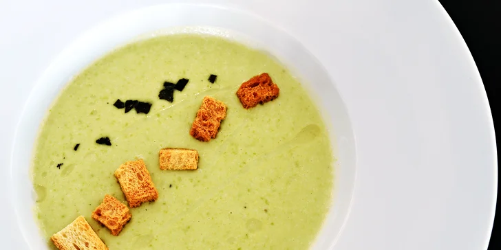 Špičkové degustační menu pro dva podávané v luxusní střešní restauraci