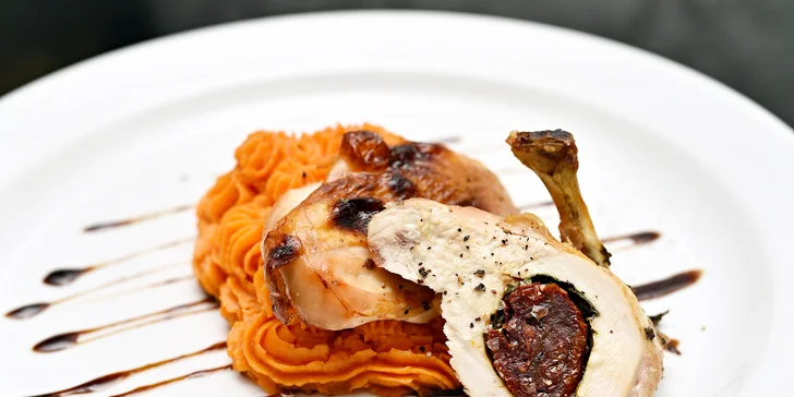 Špičkové degustační menu pro dva podávané v luxusní střešní restauraci