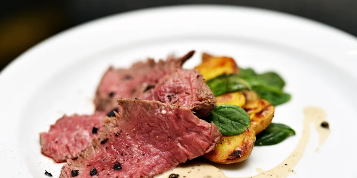 Špičkové degustační menu pro dva podávané v luxusní střešní restauraci