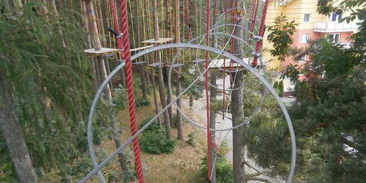 Projděte se ve výšinách: Vstup do lanového centra v Choceradech pro 2 nadšence
