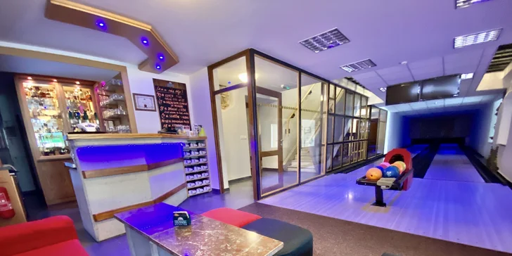 V hlavní budově si můžete zahrát bowling.