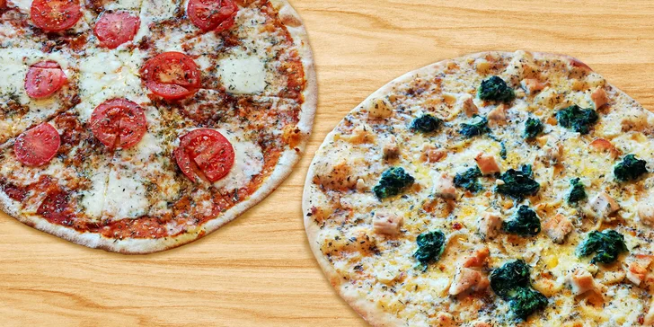 Dvě pizzy čerstvě vytažené z pece na dřevo: 12 druhů s průměrem 35 cm