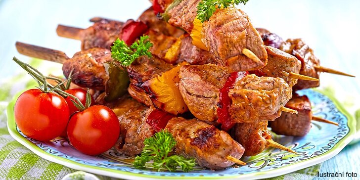 Gurmánské menu: vepřové špízy, tatarák, přílohy i salát pro 4 osoby