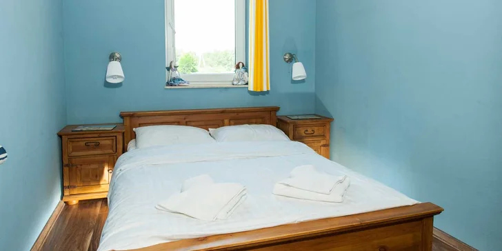 Dvojlôžkový apartmán ponúka jednu spálňu s manželskou posteľou a tiež rozkladací gauč.
