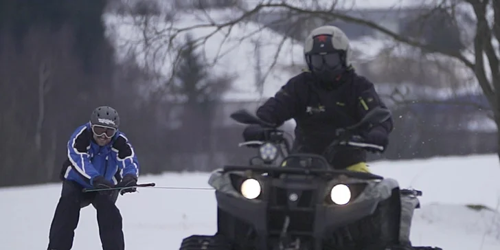 Motoskijöring: adrenalinová jízda na lyžích tažených čtyřkolkou