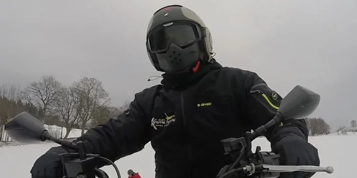 Motoskijöring: adrenalinová jízda na lyžích tažených čtyřkolkou