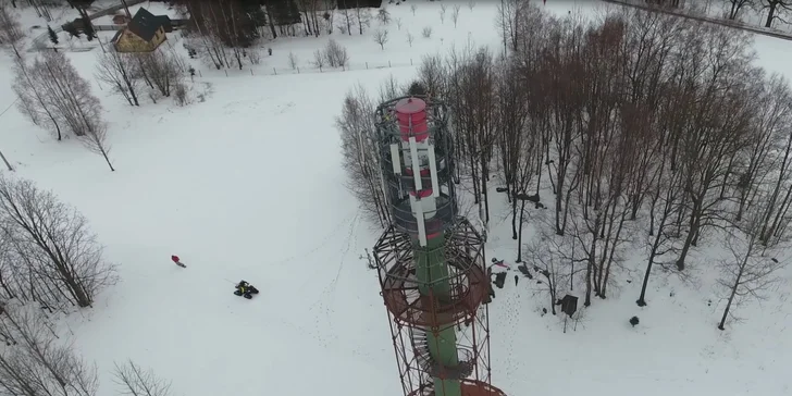 Motoskijöring: adrenalinová jízda na lyžích tažených čtyřkolkou
