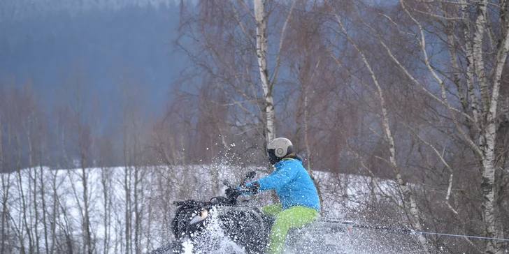 Motoskijöring: adrenalinová jízda na lyžích tažených čtyřkolkou