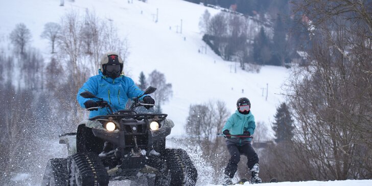 Motoskijöring: adrenalinová jízda na lyžích tažených čtyřkolkou