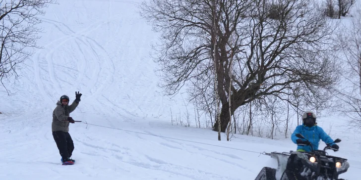Motoskijöring: adrenalinová jízda na lyžích tažených čtyřkolkou