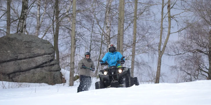Motoskijöring: adrenalinová jízda na lyžích tažených čtyřkolkou