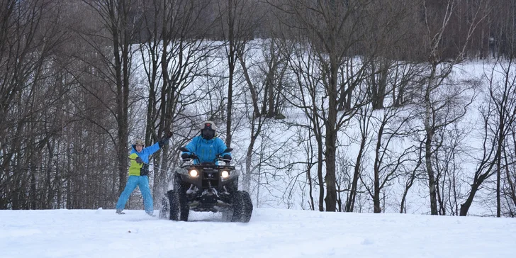 Motoskijöring: adrenalinová jízda na lyžích tažených čtyřkolkou