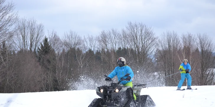 Motoskijöring: adrenalinová jízda na lyžích tažených čtyřkolkou