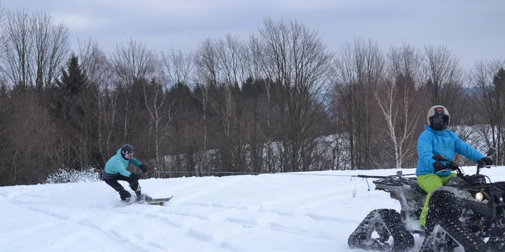 Motoskijöring: adrenalinová jízda na lyžích tažených čtyřkolkou