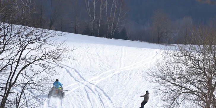 Motoskijöring: adrenalinová jízda na lyžích tažených čtyřkolkou