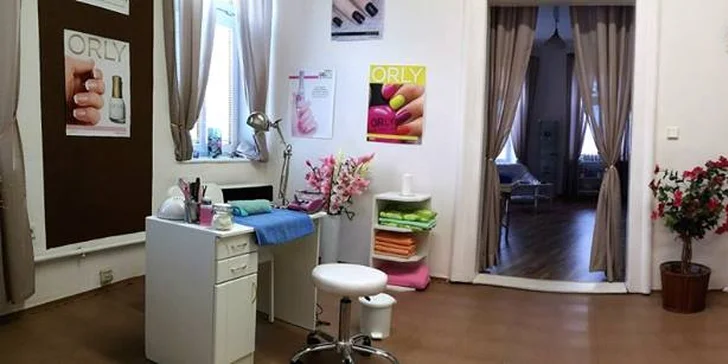 Relaxační Spa pedikúra s uvolňující masáží či lakováním nehtů