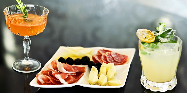 Posezení s delikatesami a výhledem na Prahu: Tapas menu a 2 drinky