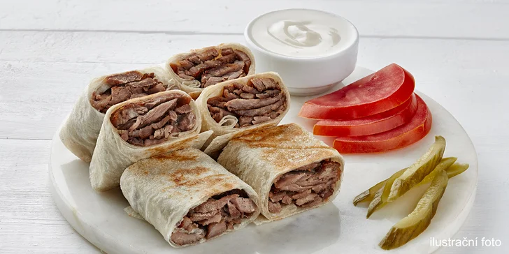 Skočte si pro kebab: vepřové maso, salát a omáčka zamotané v tortille