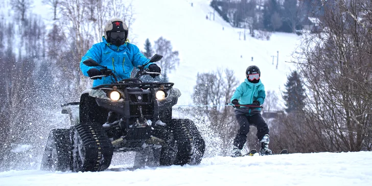 Motoskijöring: adrenalinová jízda na lyžích tažených čtyřkolkou