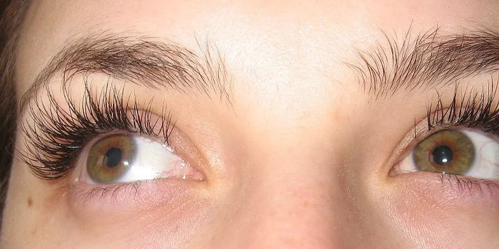 Prodloužení řas metodou řasa na řasu luxusní značkou Diamond lashes