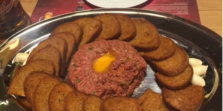 Hovězí nebo lososový tatarák: ½kilová bašta s topinkami či rozpečenou bagetkou
