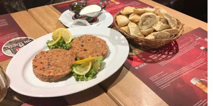Hovězí nebo lososový tatarák: ½kilová bašta s topinkami či rozpečenou bagetkou