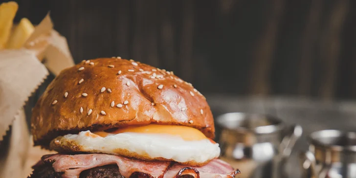 Pochutnáte si v příjemném interiéru restaurace a dáte si i zlatavé hranolky nebo americké brambory a coleslaw salát.