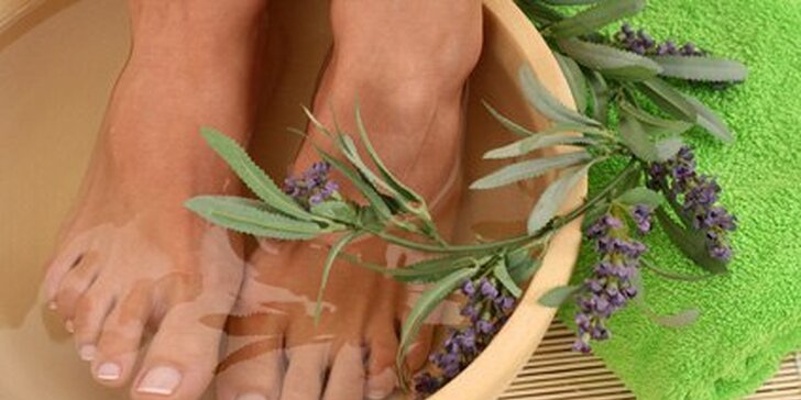 Osvěžující mátová pedikúra pro unavené nohy s lázní a masáží