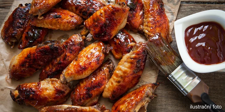 Naplňte břicha celé partě: 2,4 kg pikantních křidélek s omáčkami i pečivem