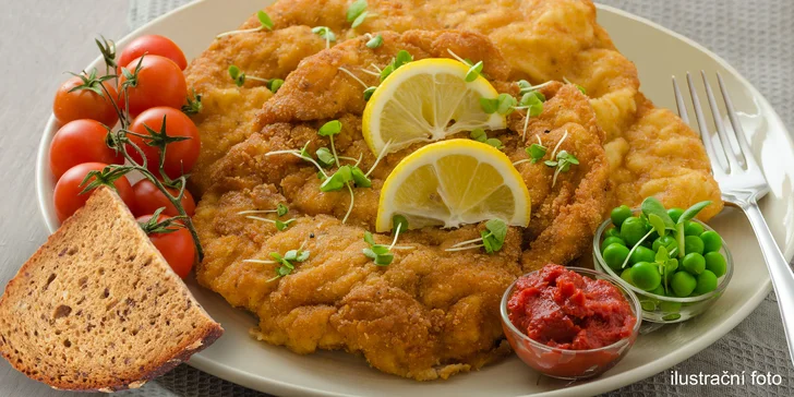 0,5 kg nebo 1 kg vepřových a kuřecích řízků se salátem, pečivem a nápojem