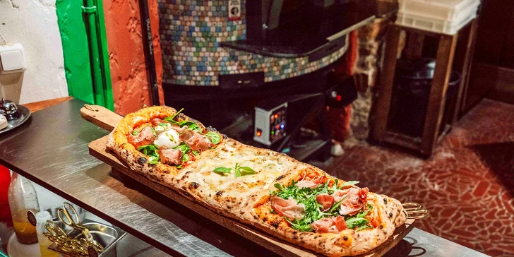 Pizza hravě nají 2 až 5 strávníků.