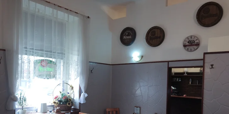 1, 2 nebo 4 kg pečených křídel s pečivem a dvěma omáčkami
