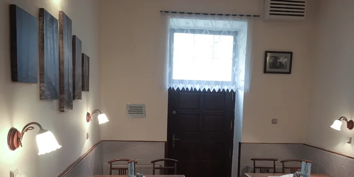 1, 2 nebo 4 kg pečených křídel s pečivem a dvěma omáčkami