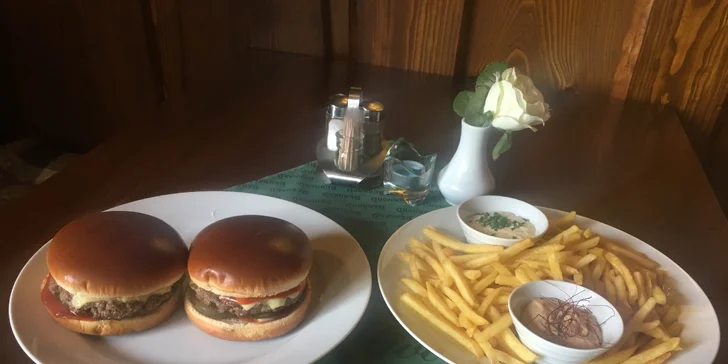 Bašta po americku: Kuřecí nebo hovězí burger, hranolky a domácí omáčky pro dva