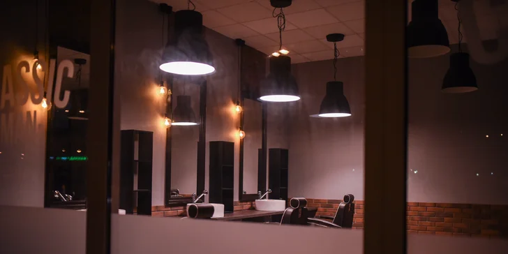 Proměna ve šviháka klasickou metodou: Péče o vousy i vlasy v barber shopu