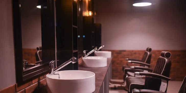 Proměna ve šviháka klasickou metodou: Péče o vousy i vlasy v barber shopu