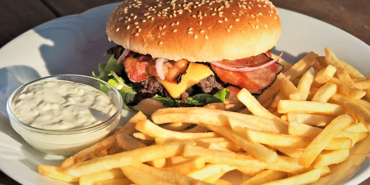 Jeden nebo dva hovězí burgery s hranolky a domácí tatarkou