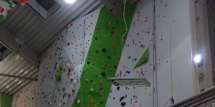 Lezení na stěně nebo boulderu pro děti i dospělé: dohled instruktora i vybavení